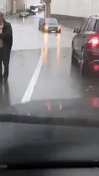 Avec son SUV il tente de traverser une route inondée... Raté