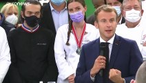 Macron, visita a Lione per rilanciare la ristorazione (con uovo indigesto)