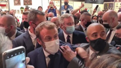 마크롱 프랑스 대통령, 박람회 행사장에서 계란 봉변 / YTN