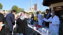 Dünya Turizm Günü'nde vatandaşlara kavala kurabiyesi ve tava ciğer ikram edildi