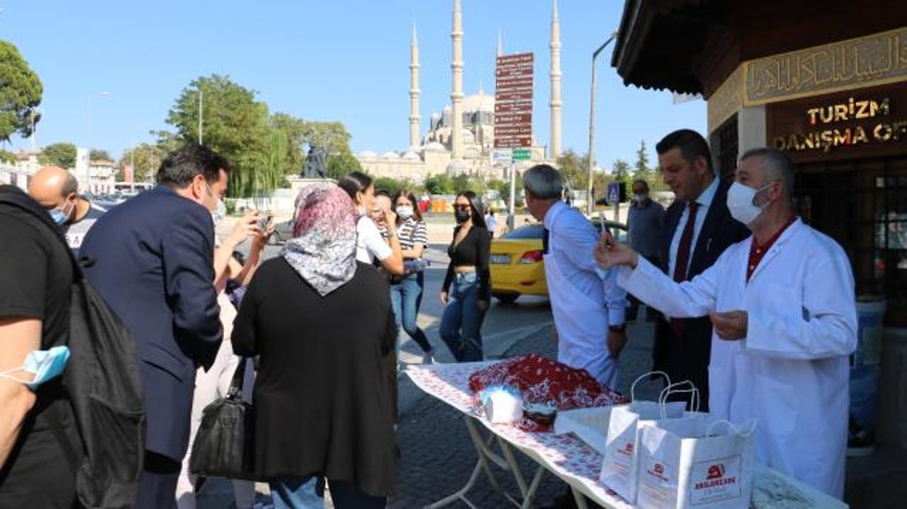 Dünya Turizm Günü'nde vatandaşlara kavala kurabiyesi ve tava ciğer ikram edildi