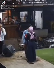 HAMPIR CIUMAN,Buaya Kepergok Selingkuh