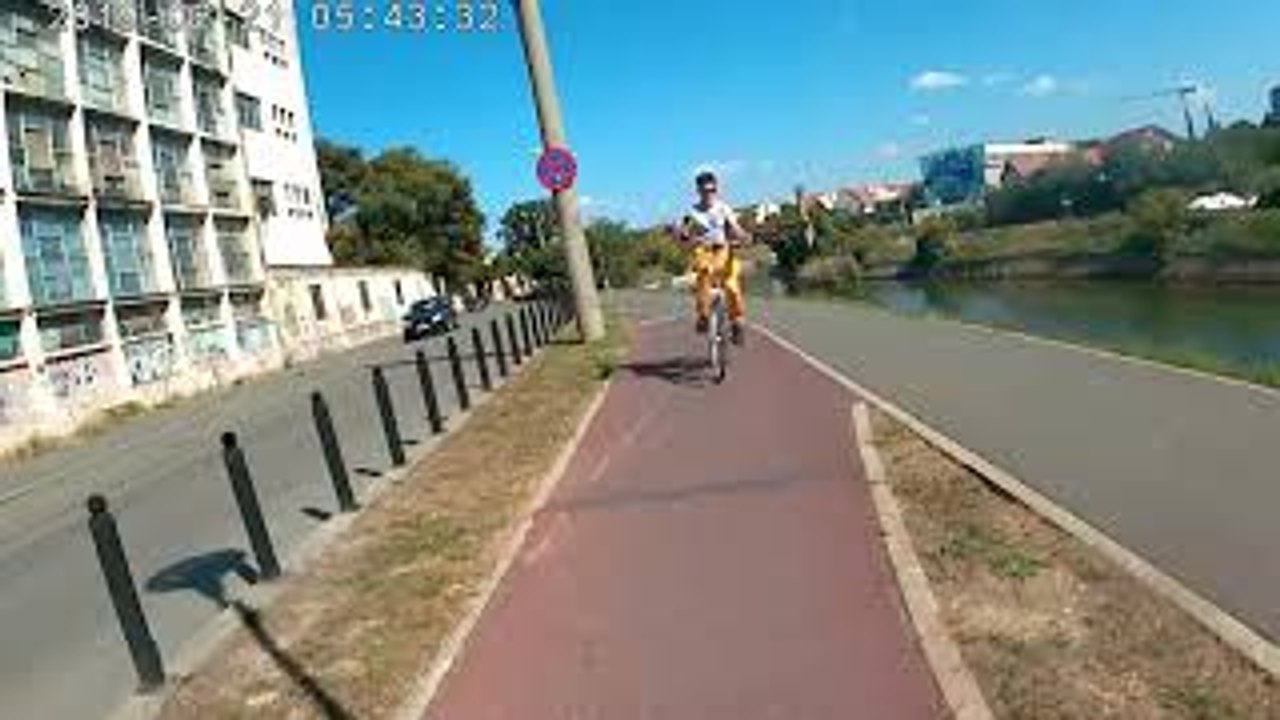 Camera Captures Crash Between Cyclists