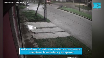 Así le robaron el auto a un vecino en Los Hornos: rompieron la cerradura y escaparon