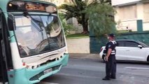 Motorista de ônibus erra o pedal e causa engavetamento em Blumenau