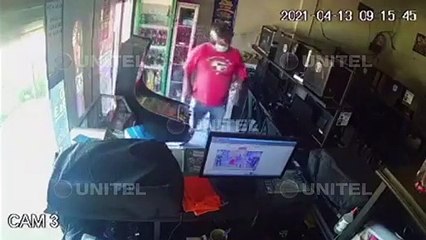 Les prometía internet gratis en sus celulares, pero escapaba al recibir los teléfonos en su mano