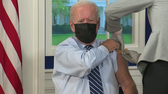 바이든, 부스터샷 공개 접종...화이자, 알약 치료제 2상 임상 착수 / YTN