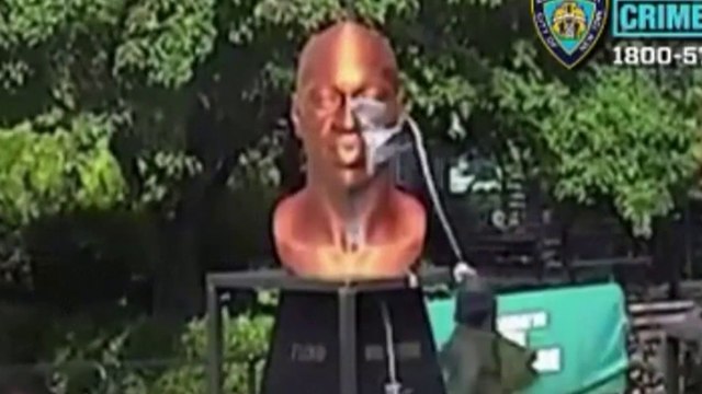 Une statue de George Floyd vandalisée, le vandale filmé