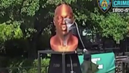Une statue de George Floyd vandalisée, le vandale filmé