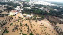 عناصر الإنقاذ العماني يجلون السكان وسط إعصار يضرب البلاد