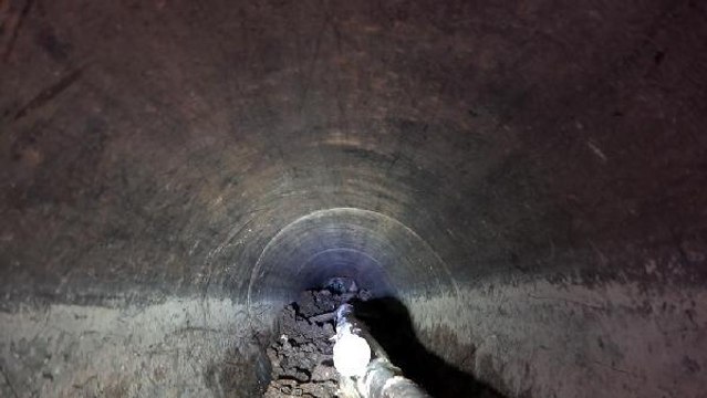 BORUYA SIKIŞAN YAVRU KÖPEK, 2 SAATTE KURTARILDI