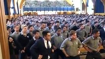 L'ensemble de l'école de garçons honore le départ d'un enseignant avec un haka