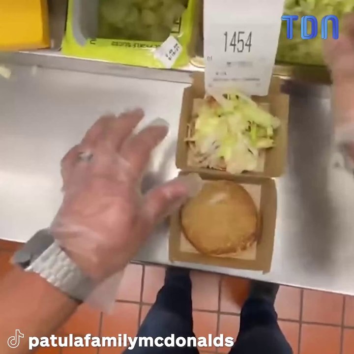 Un homme qui travaille dans un restaurant McDonald's livre les plus grands secrets de la chaîne de restauration rapide dans des vidéos sur TikTok
