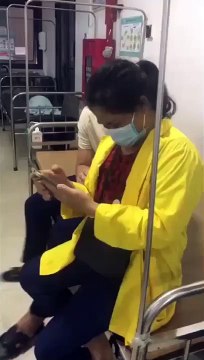 Lần đầu đưa vợ đi đẻ, chồng khóc nức nở ngoài phòng chờ sinh