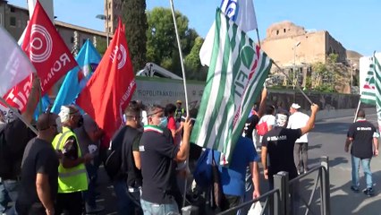 Roma, ai Fori Imperiali con le maschere di Dalí: la protesta dei lavoratori Alitalia