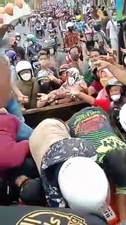 Berjubel cari rebutan telor