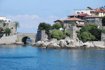 AMASRA'DA TARİHİ 'DİREKLİ KAYA'YA BOYAYLA ZARAR VERDİLER