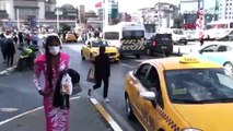 İstanbul Taksim'de bir kadın, taksicinin uzak mesafe bahanesiyle taksiye alınmadı