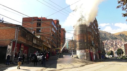 Cocaleros y policías se enfrentan con petardos y gas lacrimógeno en La Paz