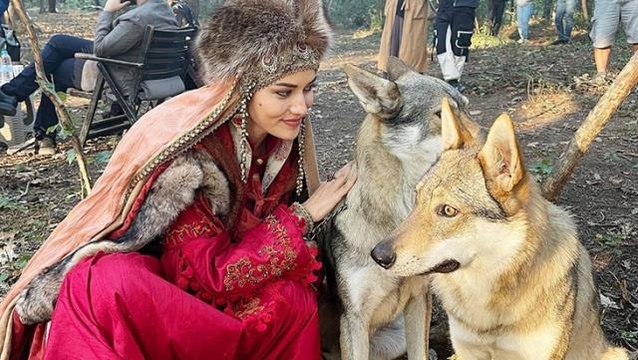 Alparslan Büyük Selçuklu dizisiyle ekranlara dönmeye hazırlanan Fahriye Evcen, setten fotoğraf paylaştı