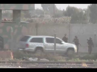 محافظ تركي يؤدي التحية العسكرية لدواعش عائدين من سوريا