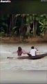 Boat surfing - Il s'accroche à un gros bateau avec sa petite barque... risqué