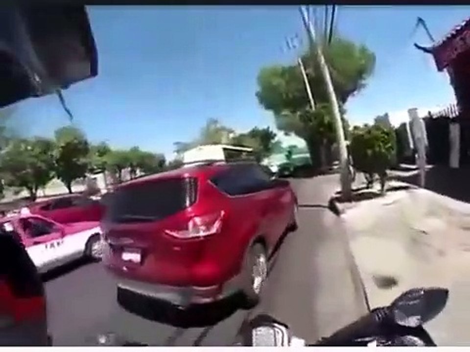Elle coupe la route à un motard, rage sur lui et... se prend un retour de Karma !