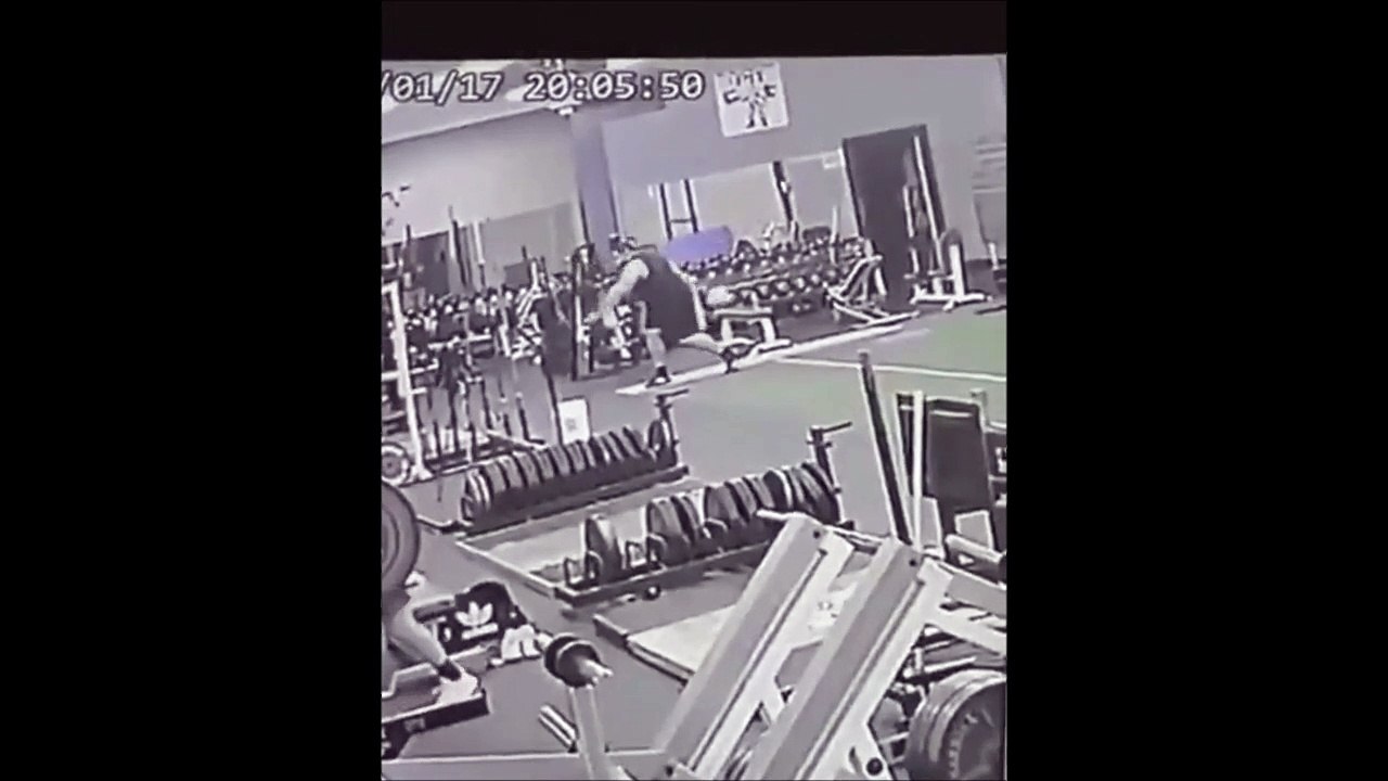 Il fait du lancer de poids dans la salle de sport... Et détruit le plafond