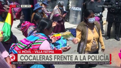 Mujeres cocaleras se arrodillan frente a la Policía y piden que las dejen volver al mercado