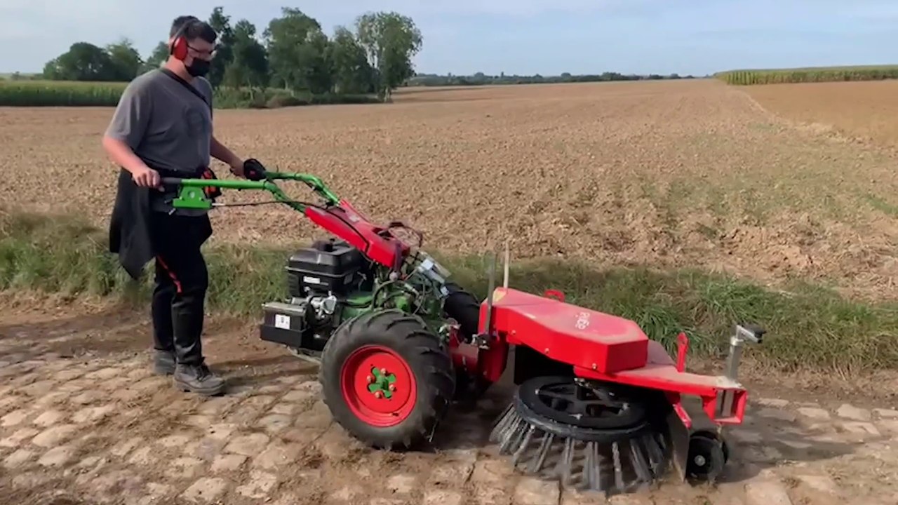 Paris-Roubaix : des lycéens nettoient les pavés avant les deux courses