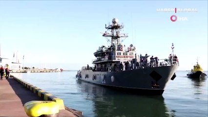 Türk savaş gemileri Batum'a demir attı