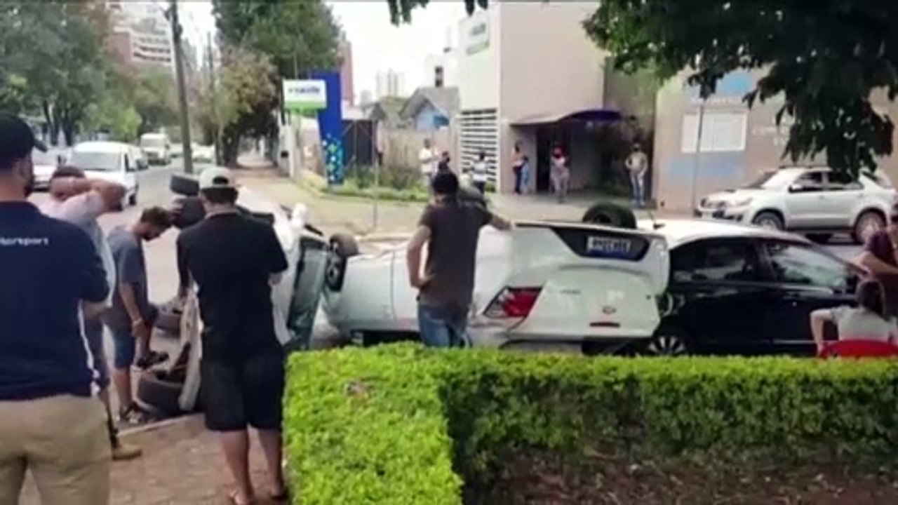 Um carro tomba e outro capota após colisão na R...