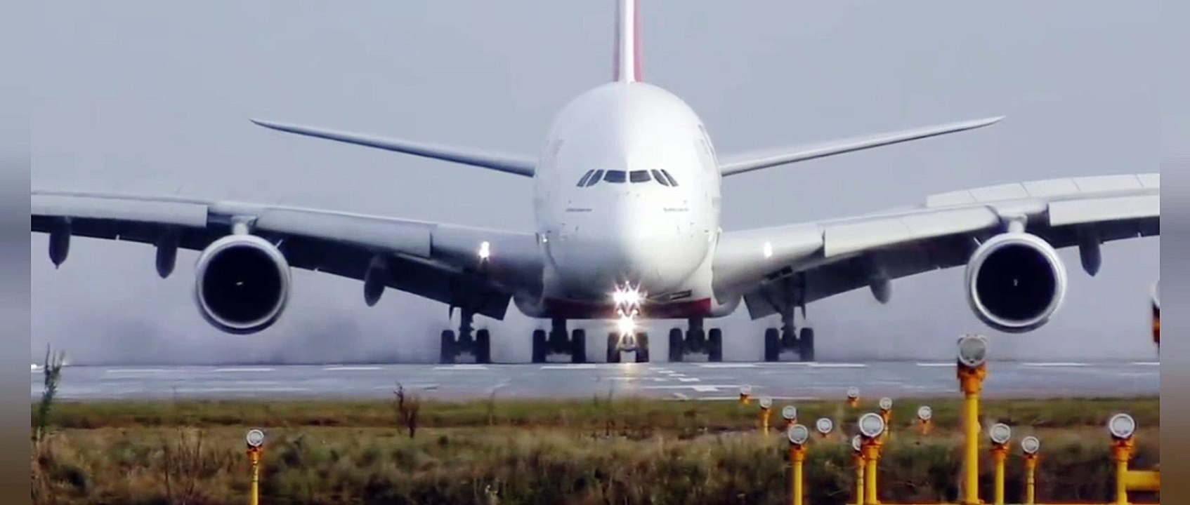 Airbus A380 Landing This is What Professional Do On Wet Runway