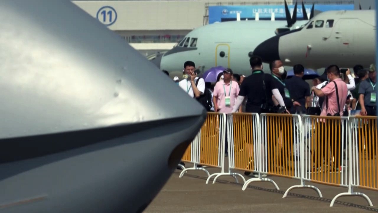 Com drones e caças, China exibe sua força militar