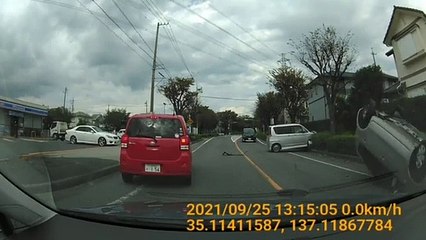 コンビニから車道に出るときにアクセルとブレーキを踏み間違えた車、目の前の車にぶつかり横転させる・・・