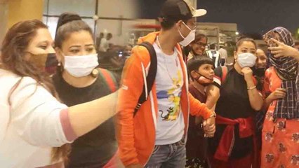 Bharti Singh  ने एयरपोर्ट पर रुक रुक कर दी फैंस को सेल्फी; Watch video | FilmiBeat