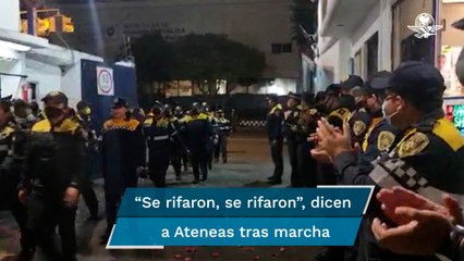 Download Video: Con flores y aplausos reciben a mujeres policía, tras marcha a favor del aborto en CDMX