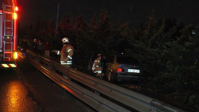 Sultanbeyli TEM'de sıkışmalı trafik kazası: 2 yaralı