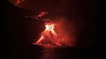 La lava del volcán de La Palma llega a una zona de acantilados en la costa de Tazacorte