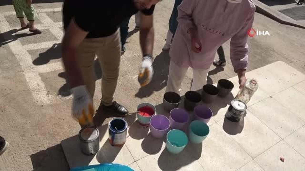 Mardin'de kaymakam ve milli eğitim müdürü okul duvarını boyamak için kolları sıvadı