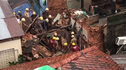 আহিরীটোলায় বৃষ্টিতে ভেঙে পড়ল পুরনো বাড়ি, উদ্ধার কার্যে দমকল বাহিনী | Oneindia Bengali