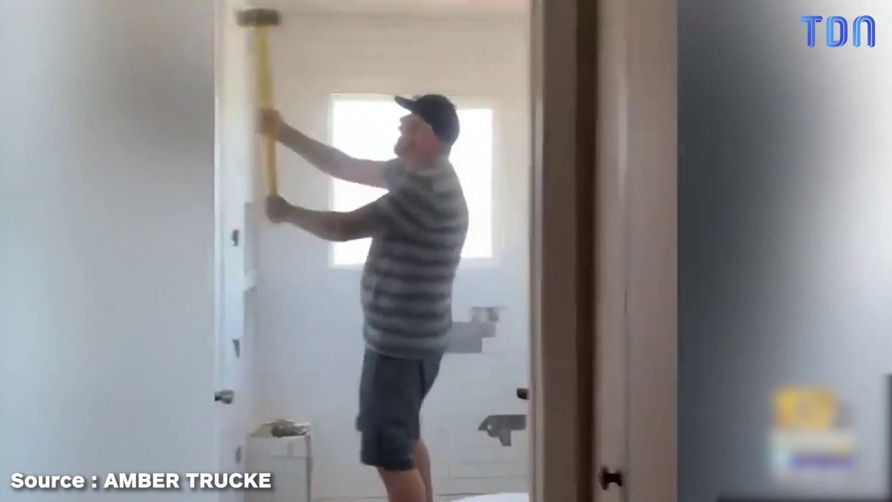 Un travailleur non payé pour des travaux de rénovation détruit la salle de bains d'une cliente à coups de marteau