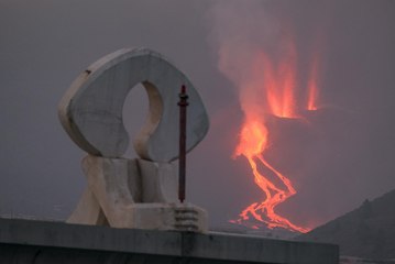 Descargar video: La lava del volcán de La Palma llega al mar en una zona de acantilados en la costa de Tazacorte