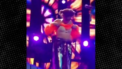 Konserinde dans eden Yıldız Tilbe, kıyafetinin azizliğine uğrayınca sütyeni gözüktü