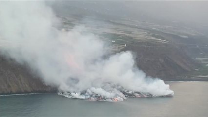 La lava llega al mar de La Palma y forma un montículo de sedimentos de más de 50 metros de altura
