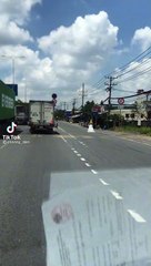 Cô gái mặc váy cưới, đi bộ suốt đoạn đường dài khiến CĐM tò mò