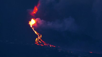 La colada del volcán forma un delta de lava que gana terreno al mar