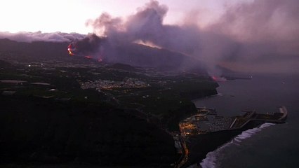 Imágenes de la lava llegando al mar durante el amanecer en La Palma