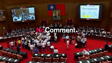شاهد: تدافع وشجار بالأيادي بين نواب تايوانيين خلال خطاب سياسي حول أداء الحكومة