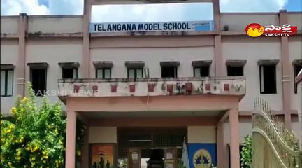 వరద నీటితో ఇబ్బందులుపడుతున్న విద్యార్థులు